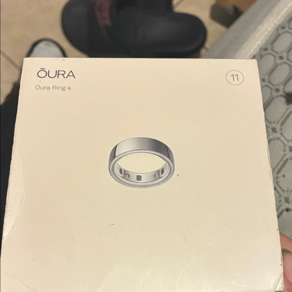 Oura Ring 4 in Shiny Silver